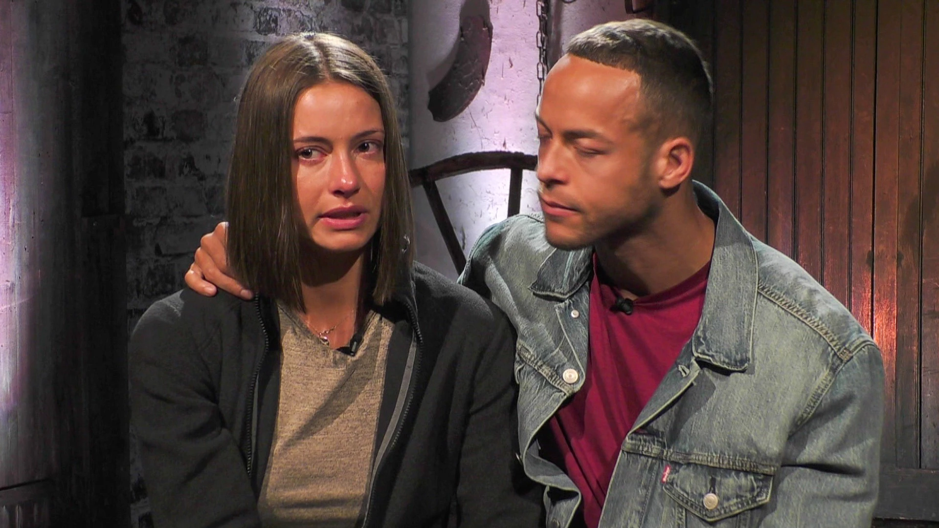 Andrej tröstet seine Freundin Jenny
