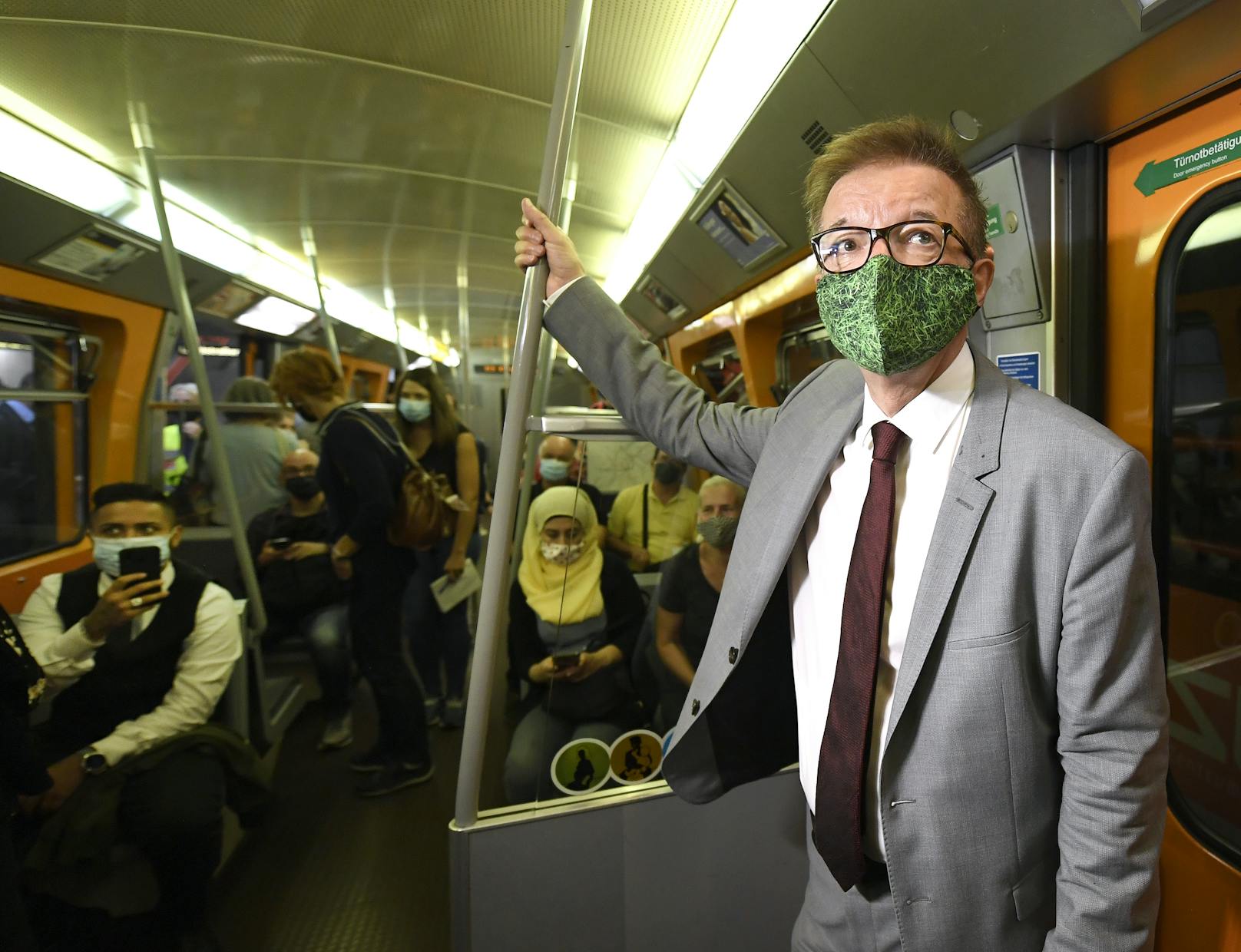 Gesundheitsminister Rudolf Anschober während eines Lokalaugenscheins zur erweiterten Maskenpflicht in der U-Bahn.