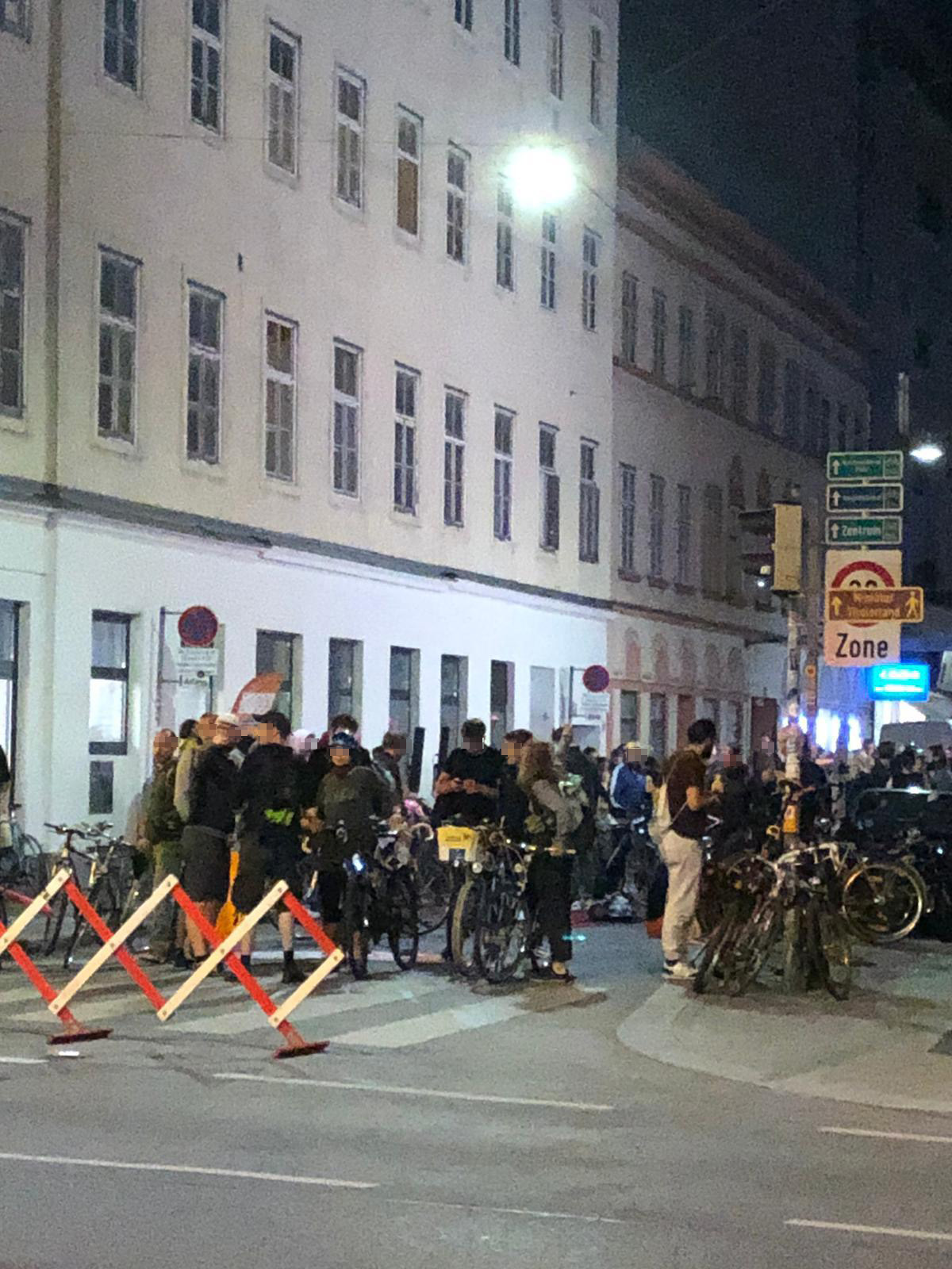 Je später die Nacht, desto geringer der Abstand.