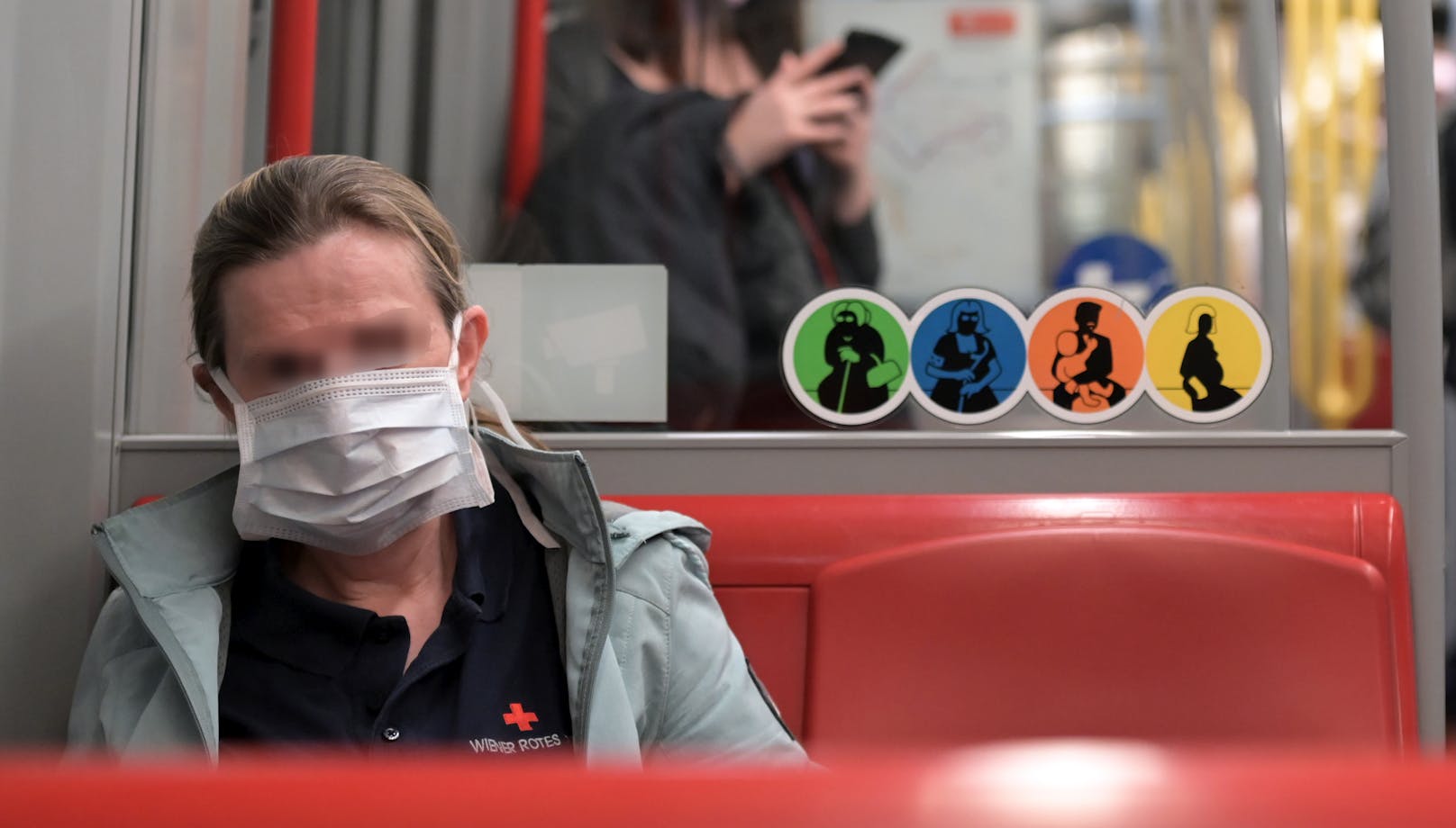 Ein Fahrgast mit einer Mund-Nasen-Schutz in einer Wiener U-Bahn