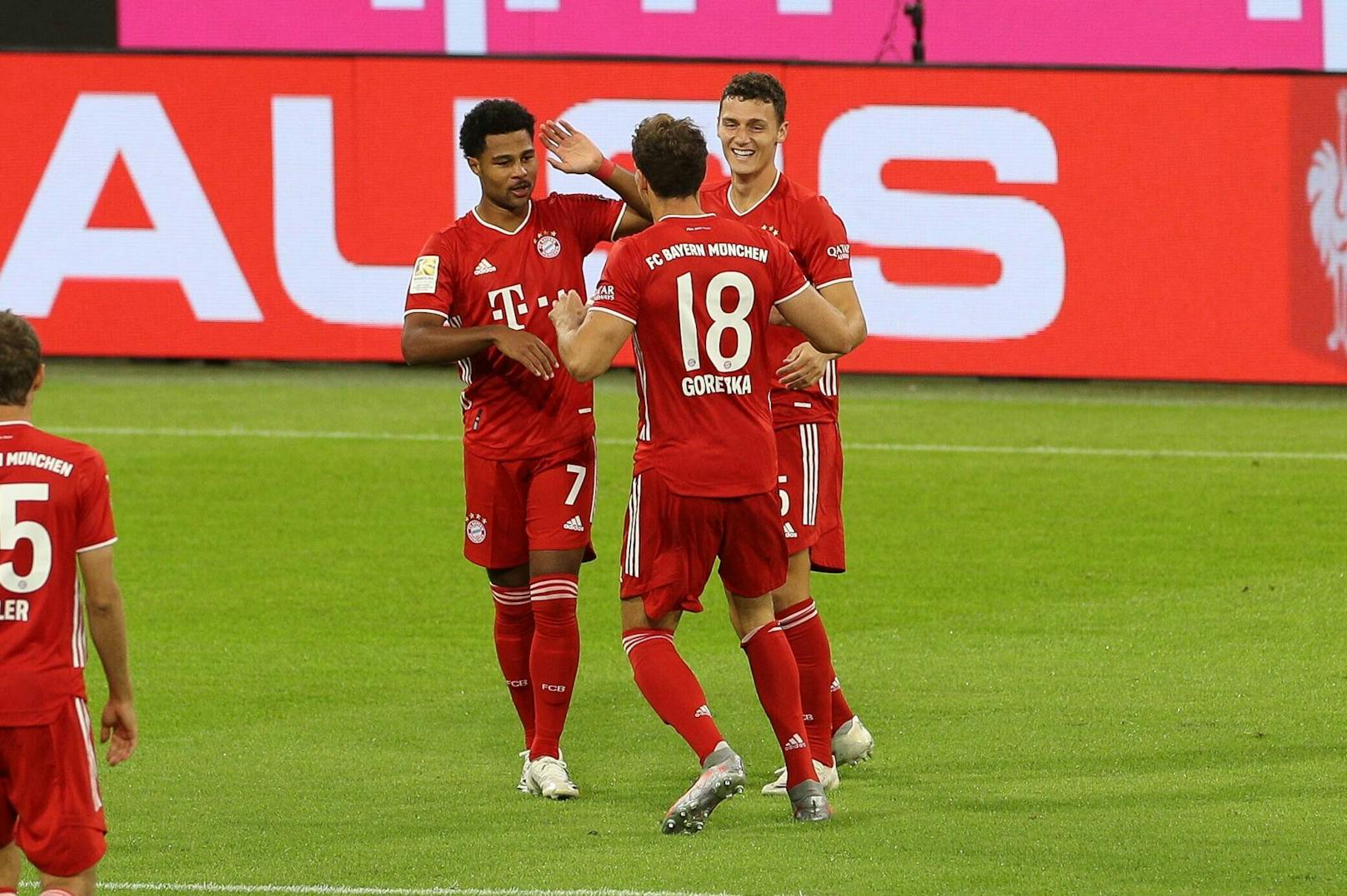 Die Bayern bejubeln den Auftaktsieg. 