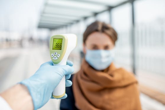 Das einmalige Fiebermessen an Flughäfen würde die meisten Fälle übersehen, wie eine Studie zeigt.