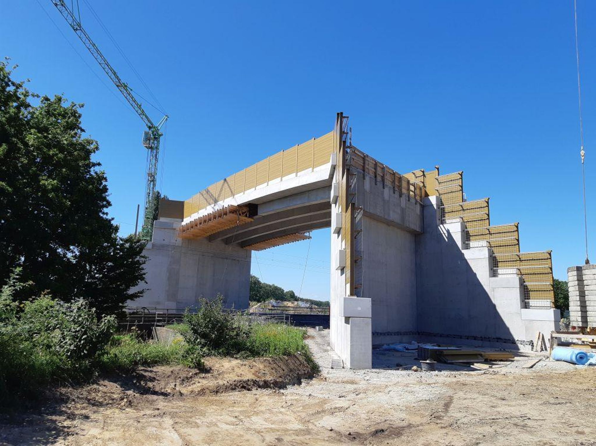Die Deutsche Bahn ließ diese acht Meter hohe Brücke bei Müllheim nur für Fledermäuse errichten.