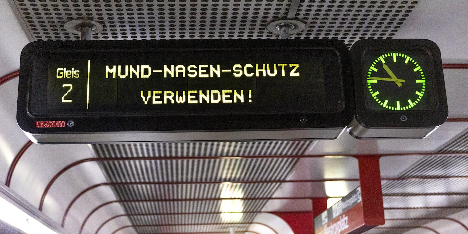 In den Fahrzeugen und U-Bahn-Stationen der Wiener Linien ist der Mund-Nasen-Schutz für alle Pflicht