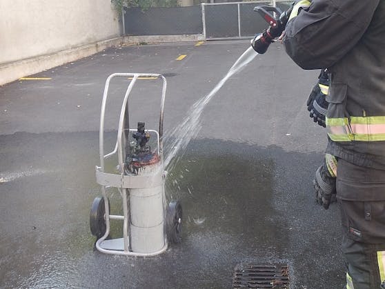 Bei Lötarbeiten in einem Seniorenwohnheim war diese Azetylen-Gasflasche in Brand geraten (18. September 2020)