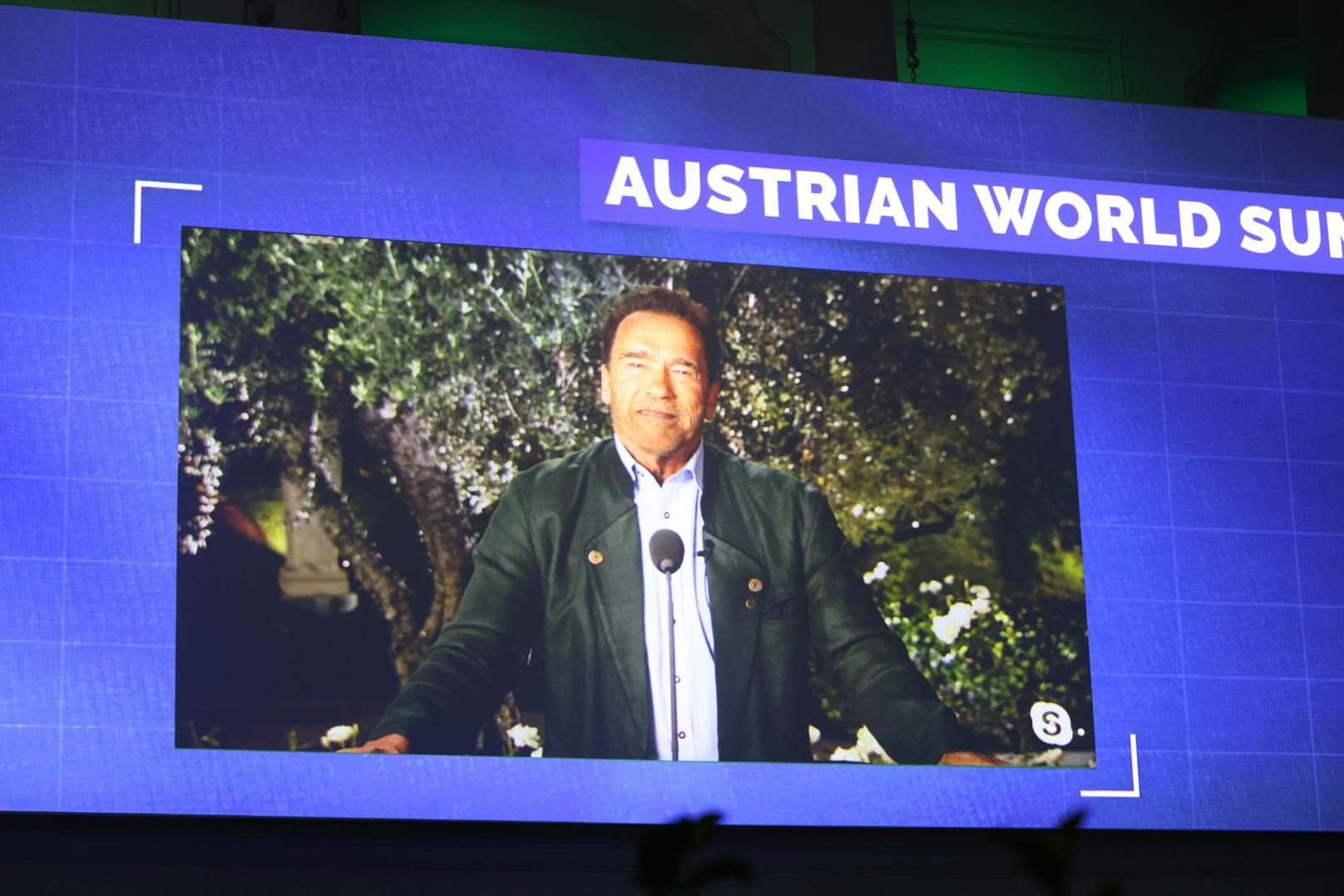 Der virtuelle Gastgeber Arnold Schwarzenegger.