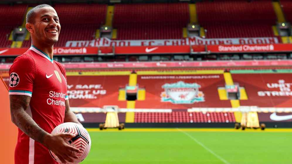  Jetzt ist die Tinte endlich trocken! Thiago wechselt von Bayern münchen nach Liverpool. Und Coach Jürgen Klopp kann sein Glück kaum fassen.  Der Transfer-Poker rund um den spanischen Teamspieler hat sich bereits über die letzten Wochen hingezogen. Am Montag kam dann dann wieder Schwung rein, nachdem die Münchner erklärt hatten, den Deal noch vor dem Saisonstart am Freitagabend abschließen zu wollen.    Am Freitagvormittag war der 29-Jährige dann beim Liverpool-Trainingsgelände in Melwood vorgefahren, absolvierte erst den Medizincheck, unterschrieb dann einen Vierjahresvertrag. Die Ablösesumme soll inklusive Prämien 28 Millionen Euro betragen.   Besonders erleichtert zeigte sich Meistermacher Klopp. 
