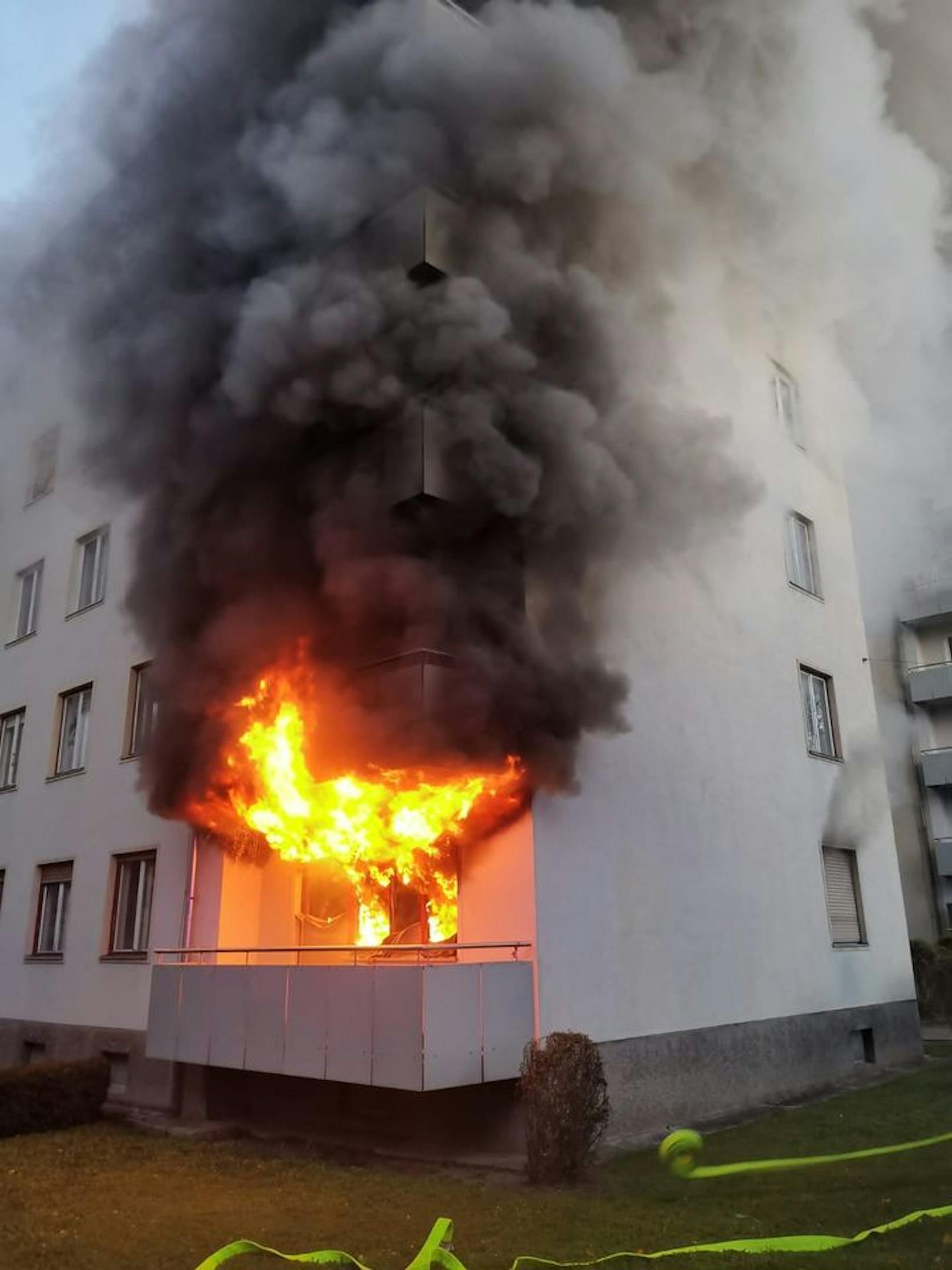Am Freitag wurde die Stadtfeuerwehr St. Pölten gegen 06:20 Uhr zu einem Wohnungsbrand in die Maria-Theresia-Straße gerufen.