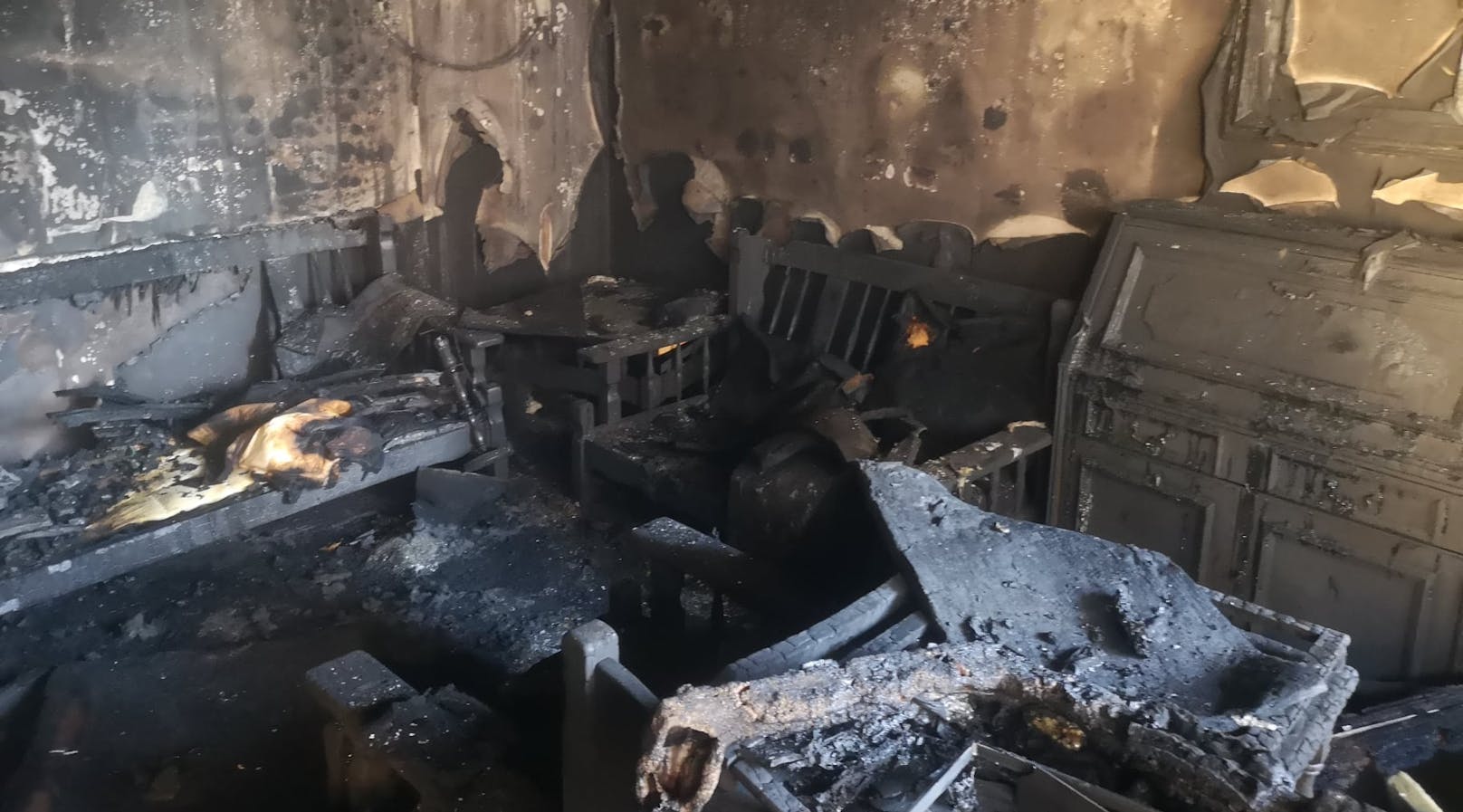Der Brand hinterließ nur Zerstörung in der Wohnung.