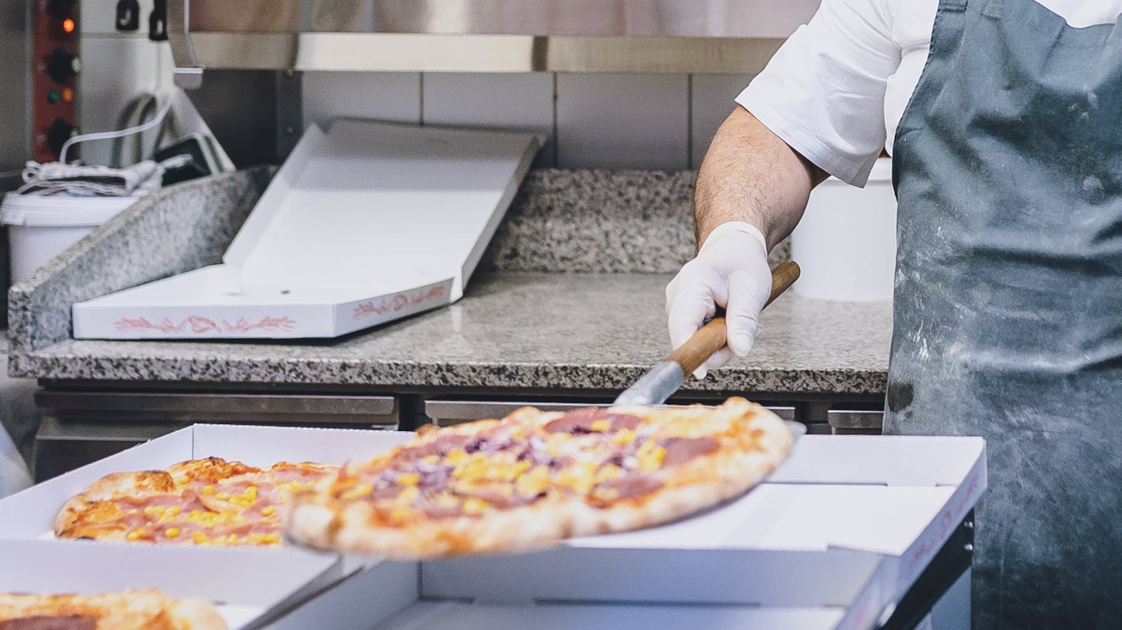 Durch die Restriktionen wegen der Coronavirus-Pandemie mussten viele Pizzerien auf Lieferservice umstellen
