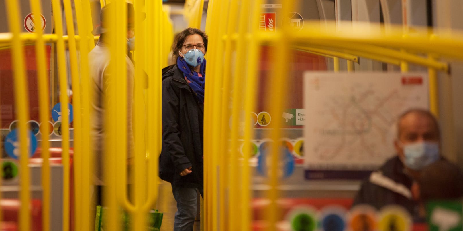 Fahrgäste mit Schutzmasken in der U-Bahn in Wien