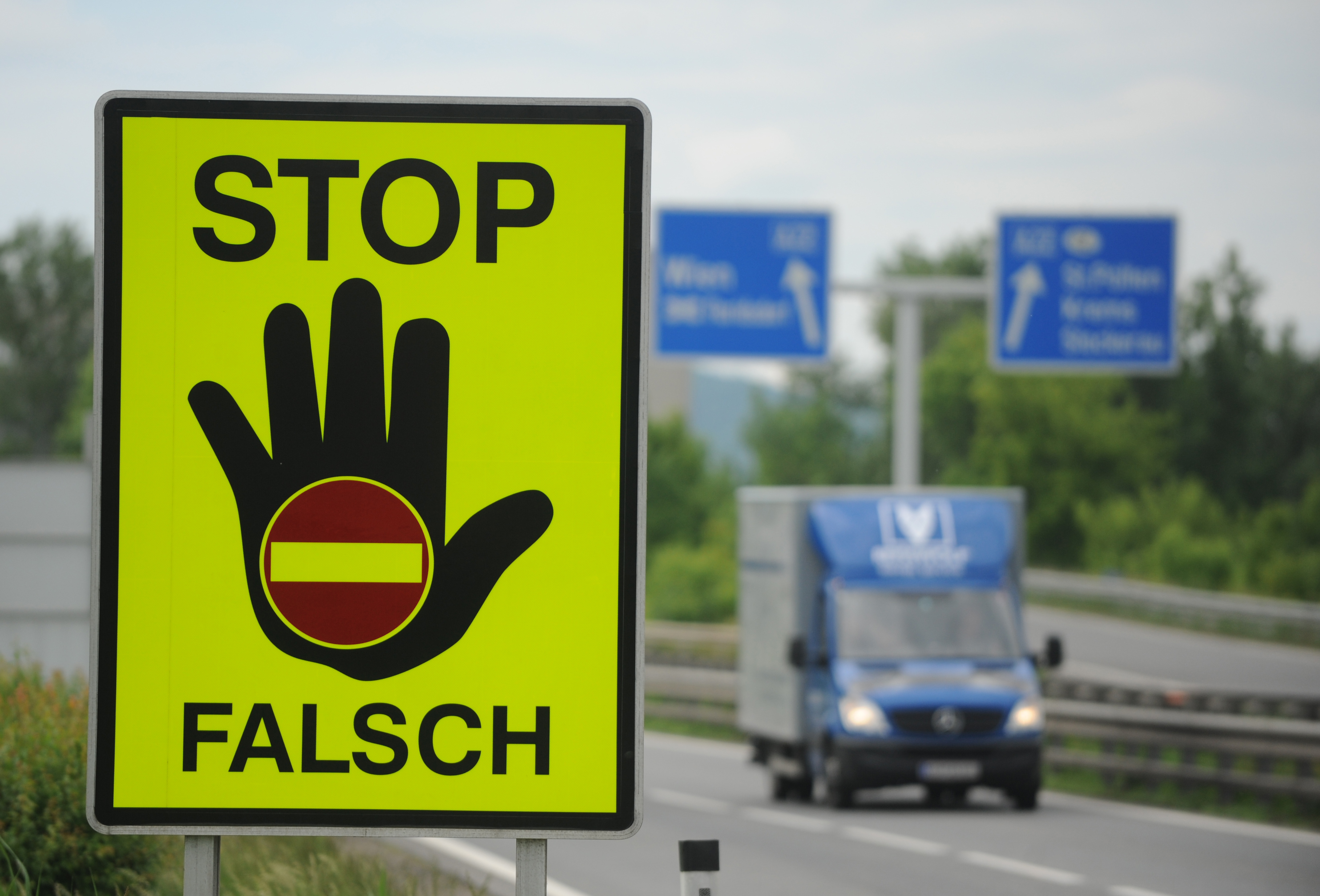 Der Fahrer des Klein-Lkw fuhr auf der A12 in die falsche Richtung.
