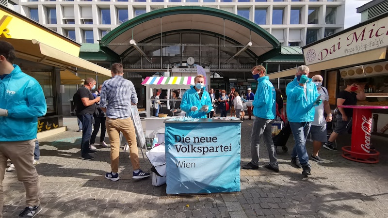 Auch die VP ging auf Besucher zu, nur die NEOS waren nicht mit einem Stand vertreten.
