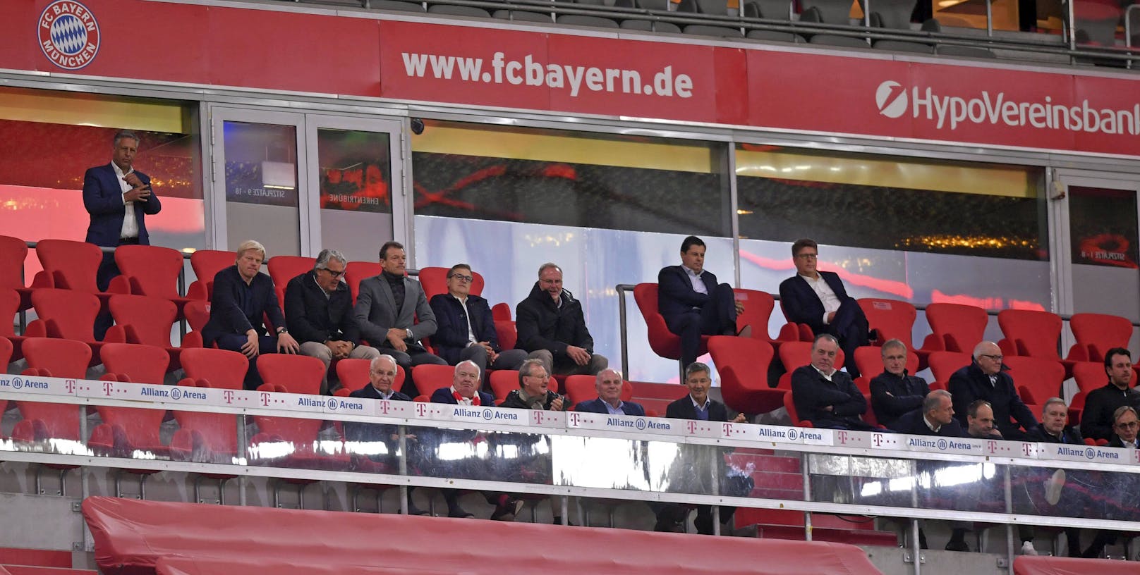 Die Bayern-Bosse dicht gedrängt auf der Ehrentribüne. 