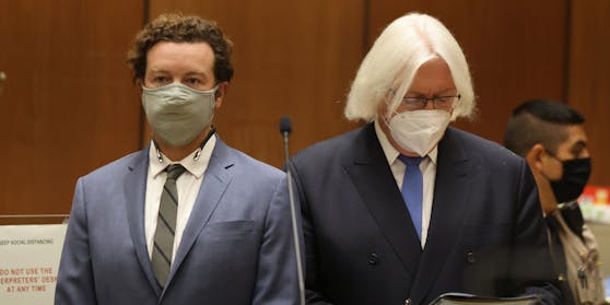 Danny Masterson mit Anwalt Thomas Mesereau am Freitag vor Gericht in Los Angeles.