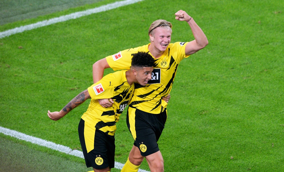 Erling Haaland bejubelt seinen Doppelpack mit Jadon Sancho.