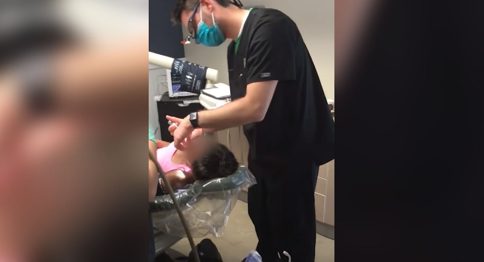 Ein Mediziner aus Alaska wurde wegen Betruges verurteilt – in diesem Video operiert er auf einem Kinderspielzeug stehend.