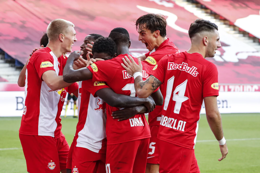 Salzburg gewinnt auch mit einem Mann weniger. 