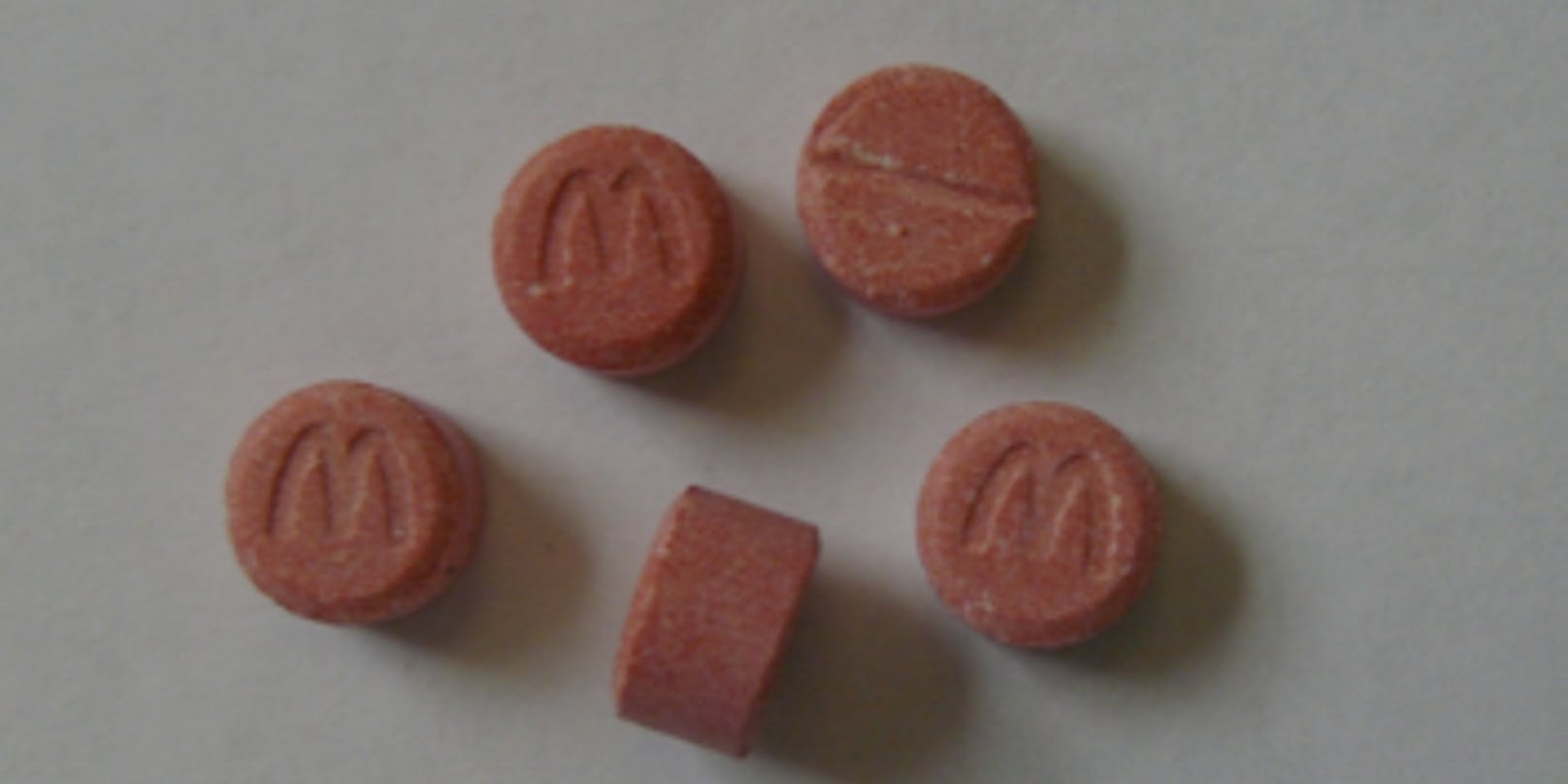Laut einem Tiktok-User erinnern die Werbe-Münzen an diese Ecstasy-Pillen. <br>