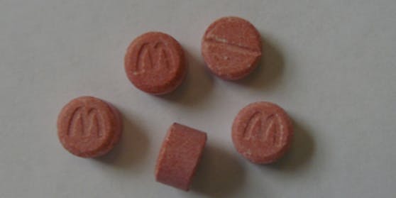 Laut einem Tiktok-User erinnern die Werbe-Münzen an diese Ecstasy-Pillen.