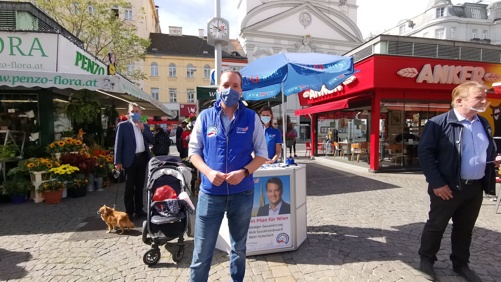 Mit der FPÖ warb auch Straches ehemalige Heimartpartei auf dem Rochusmarkt - vorschriftsgemäß mit Mundschutzmaske.