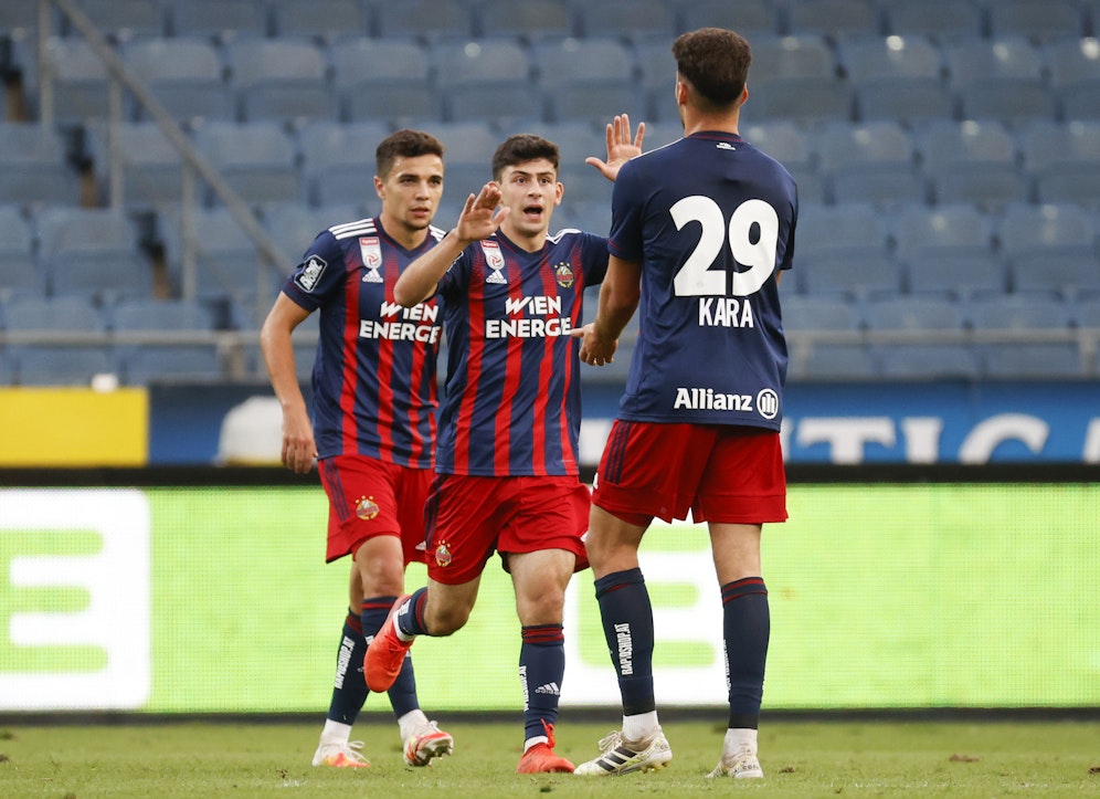 Yusuf Demir fixiert einen Punkt für Rapid. 