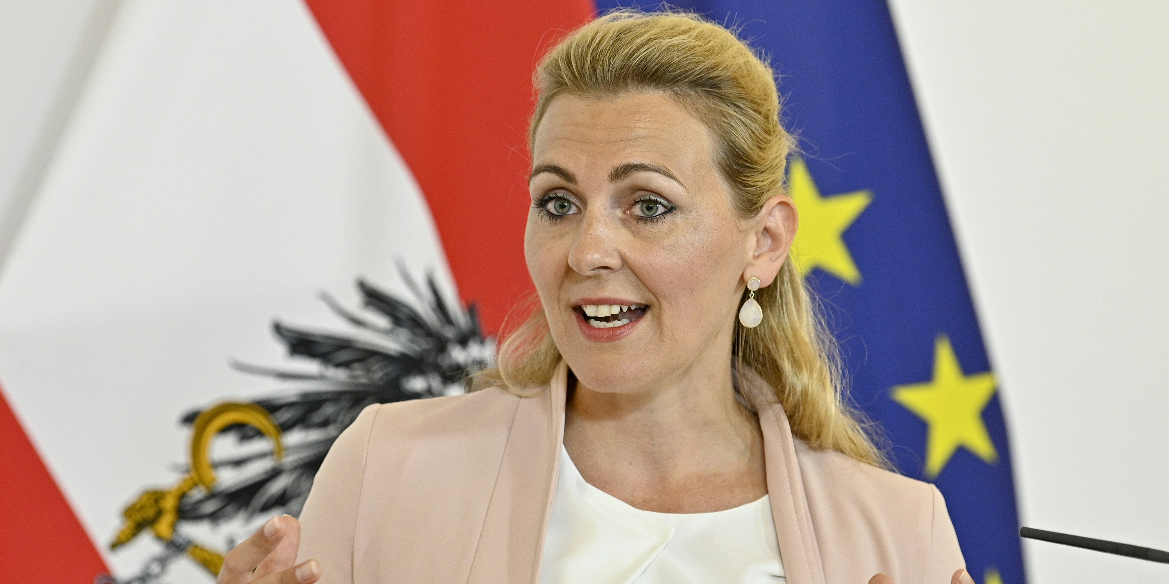 Arbeitsministerin Christine Aschbacher (ÖVP) bei einer Pressekonferenz am 11. August 2020
