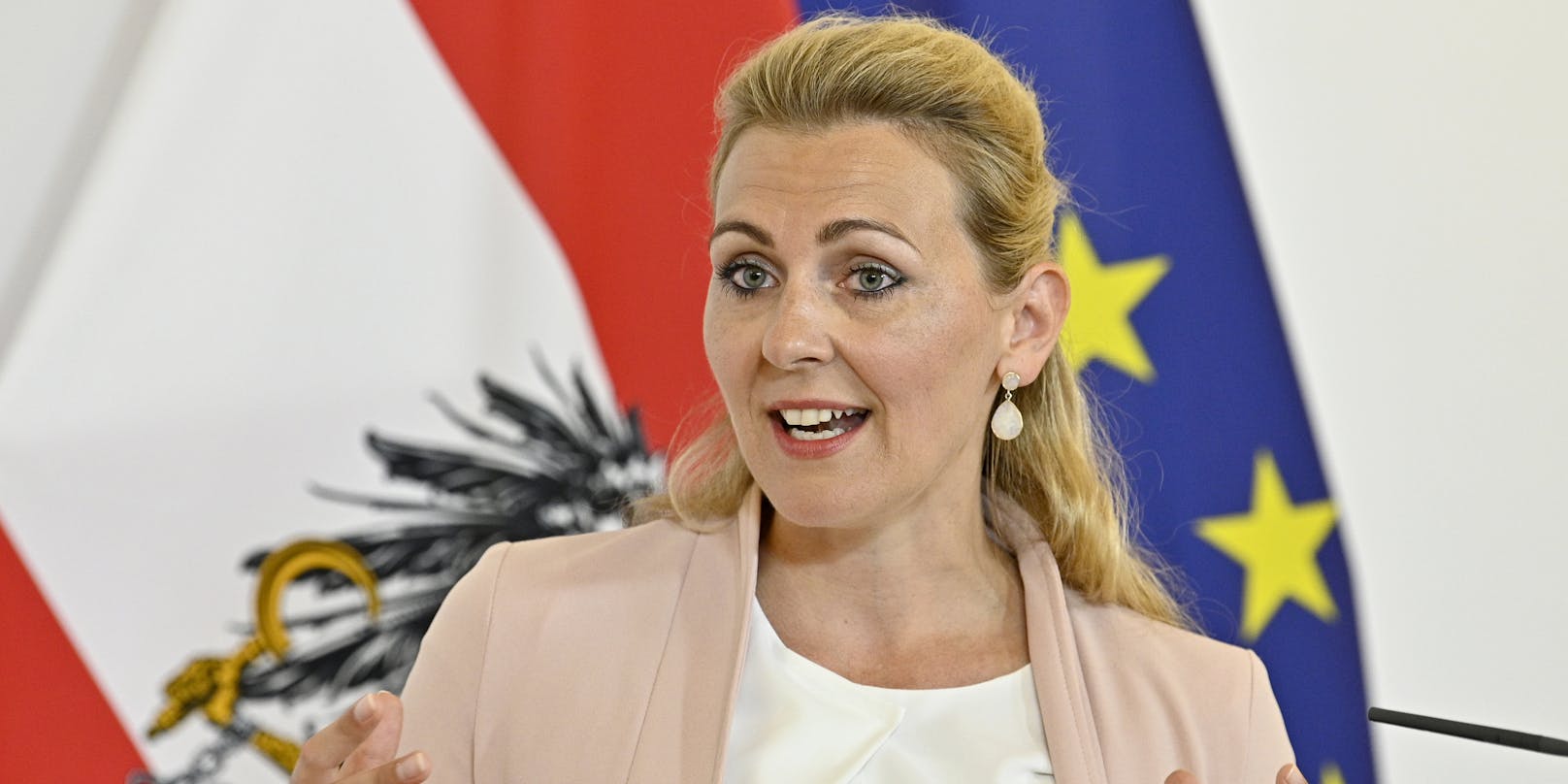 Arbeitsministerin Christine Aschbacher (ÖVP) bei einer Pressekonferenz am 11. August 2020