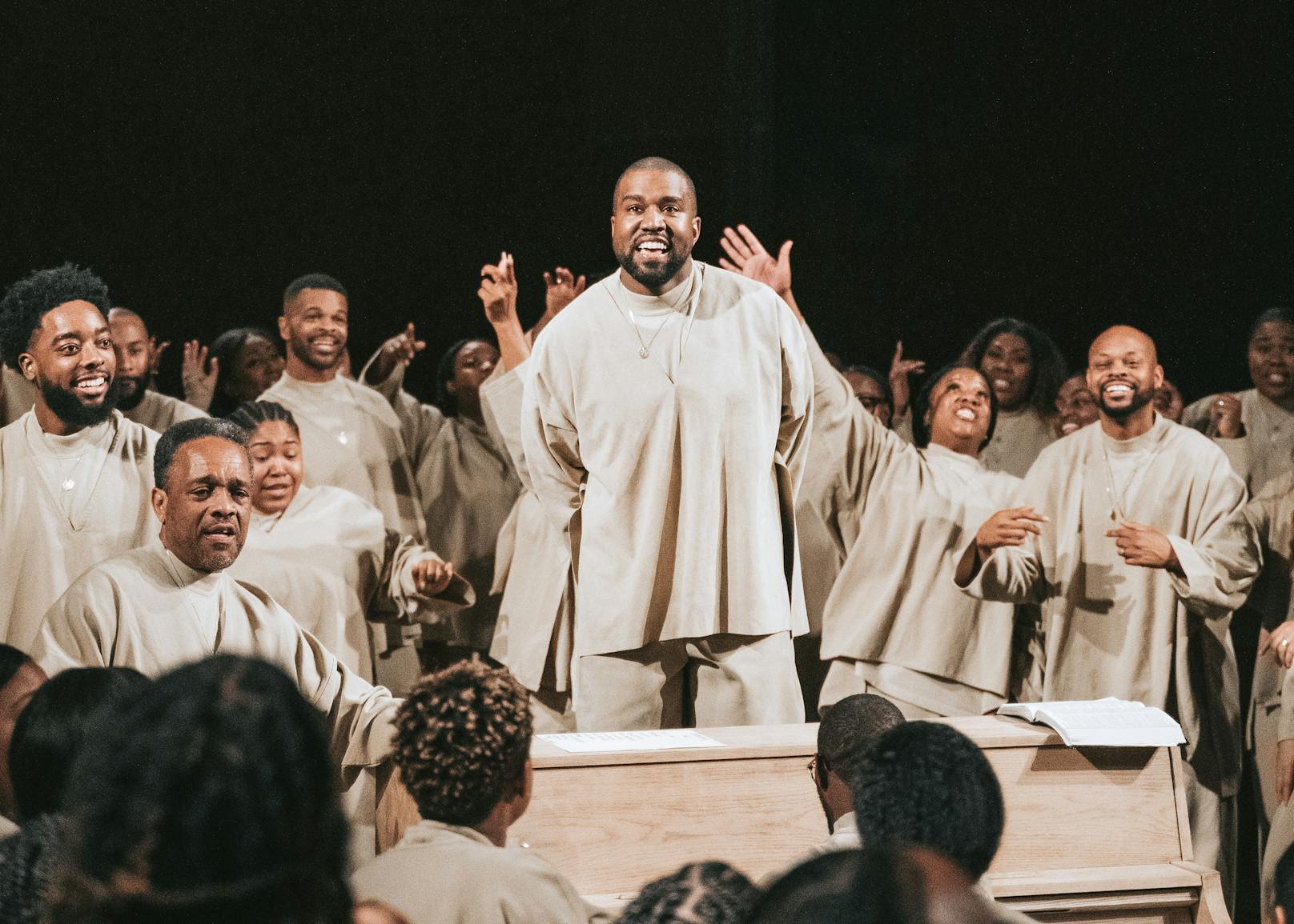 <strong>Kanye West</strong> (Mitte) bei einem seiner Gottesdienste "Sunday Service" Anfang des Jahres in Paris.