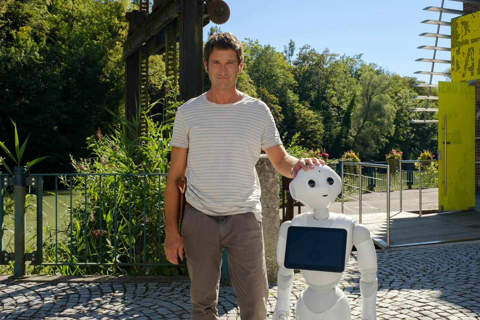 Andreas Kiendl mit Roboter "Pepper", der das "SOKO Donau"-Team unterstützt.<br>