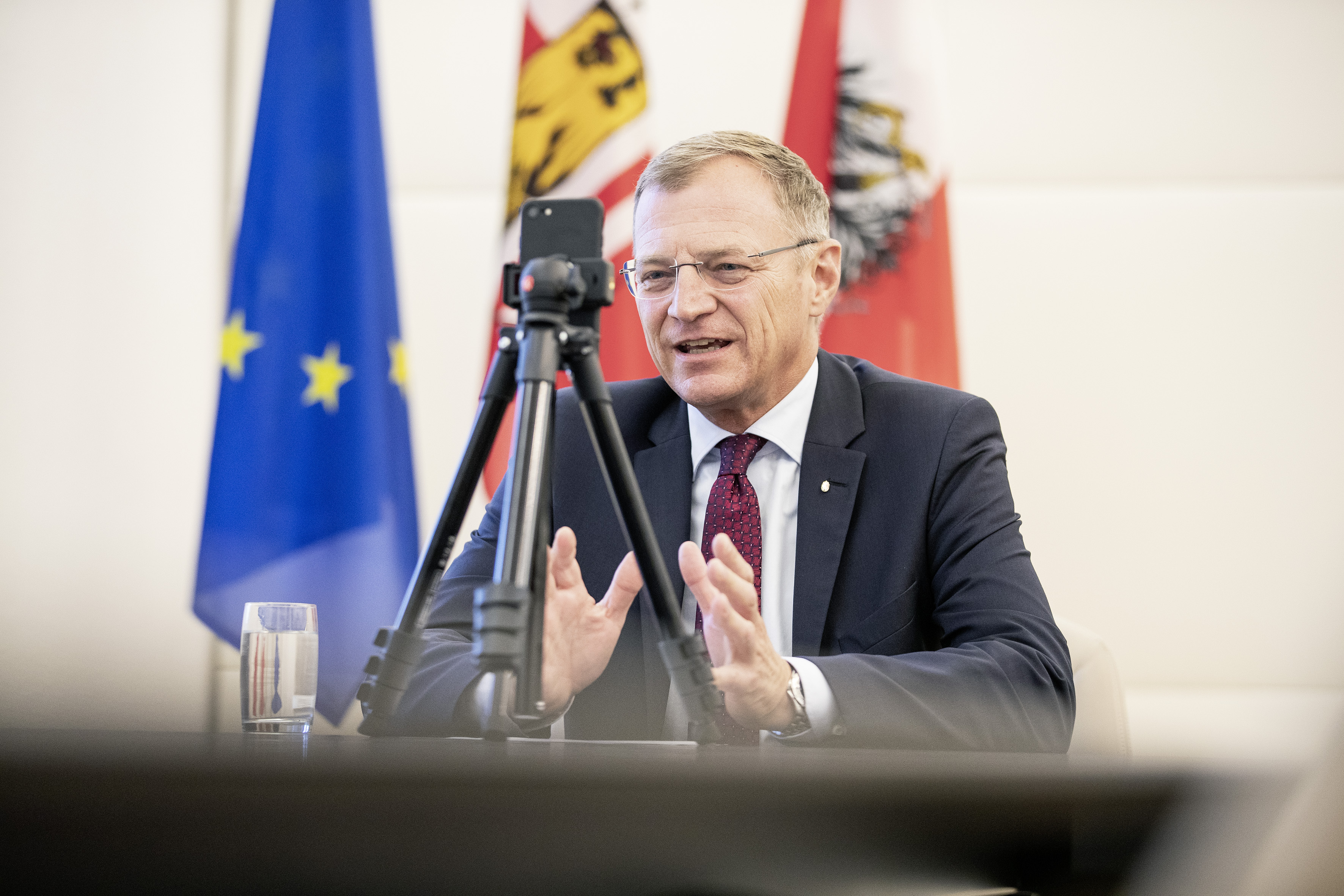 LH Thomas Stelzer vor der Insta-Cam: Er startete seine eigene "Talkshow".