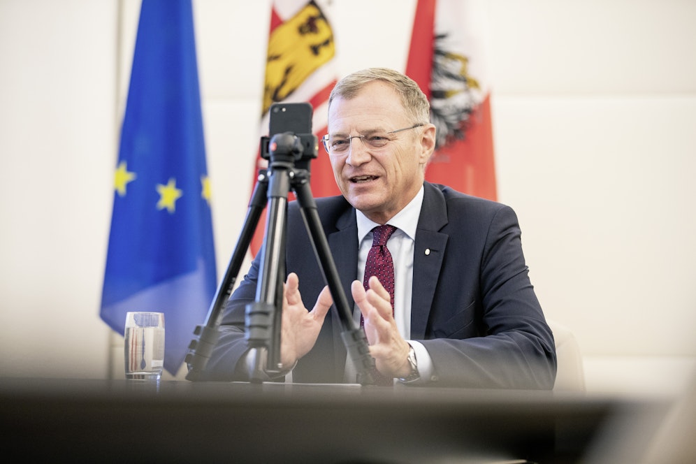 LH Thomas Stelzer vor der Insta-Cam: Er startete seine eigene 