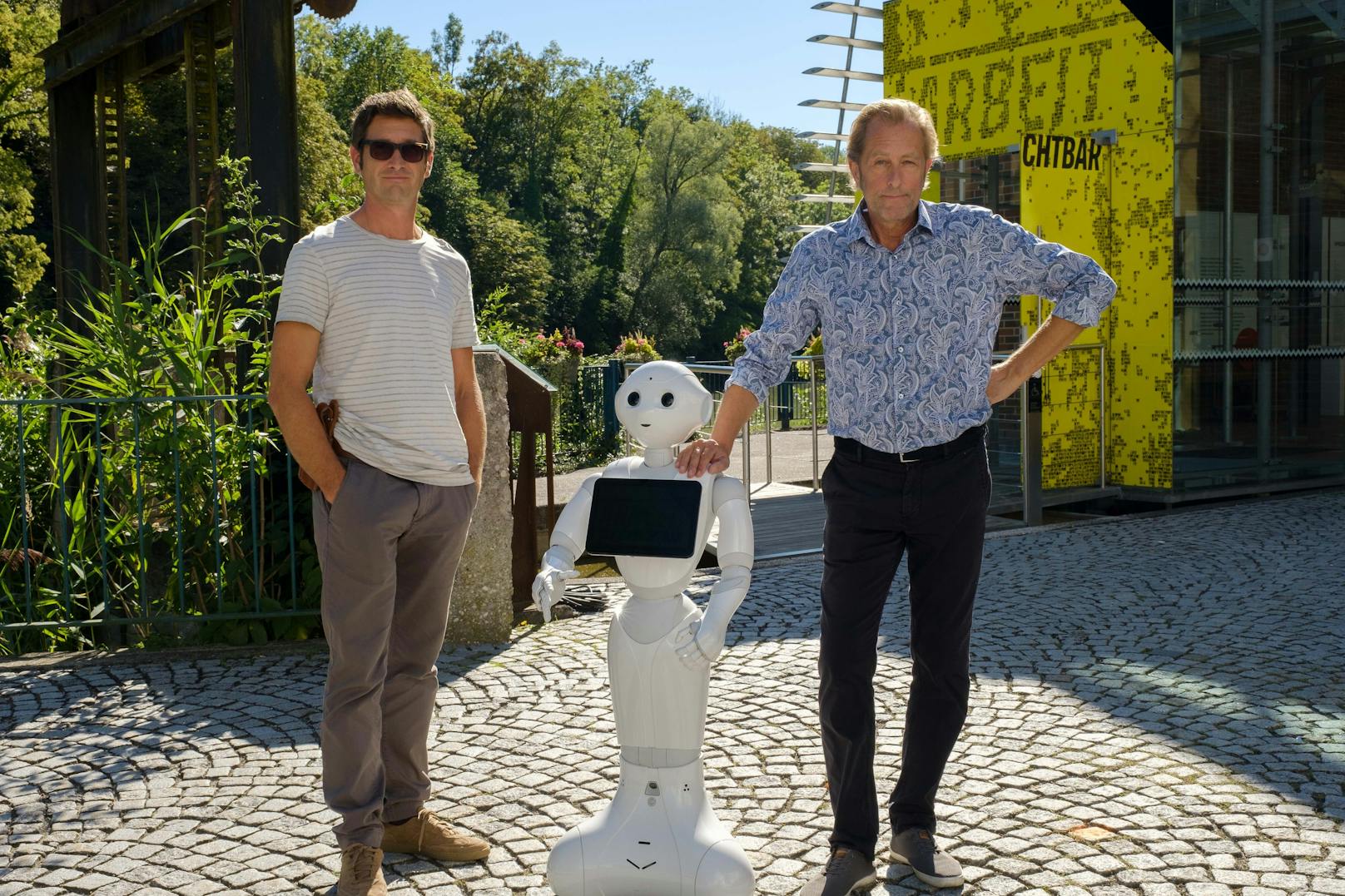 Andreas Kiendl, "Pepper" und Helmut Bohatsch vor dem "Museum Arbeitswelt".<br>