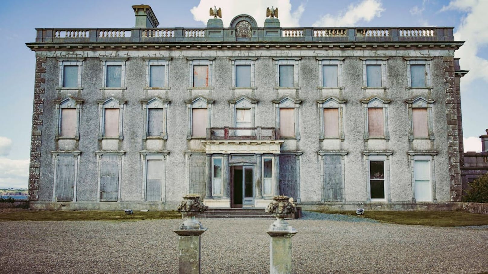 Die Loftus Hall befindet sich im Südosten von Irland auf einem über 250.000 Quadratmeter großen Grundstück.
