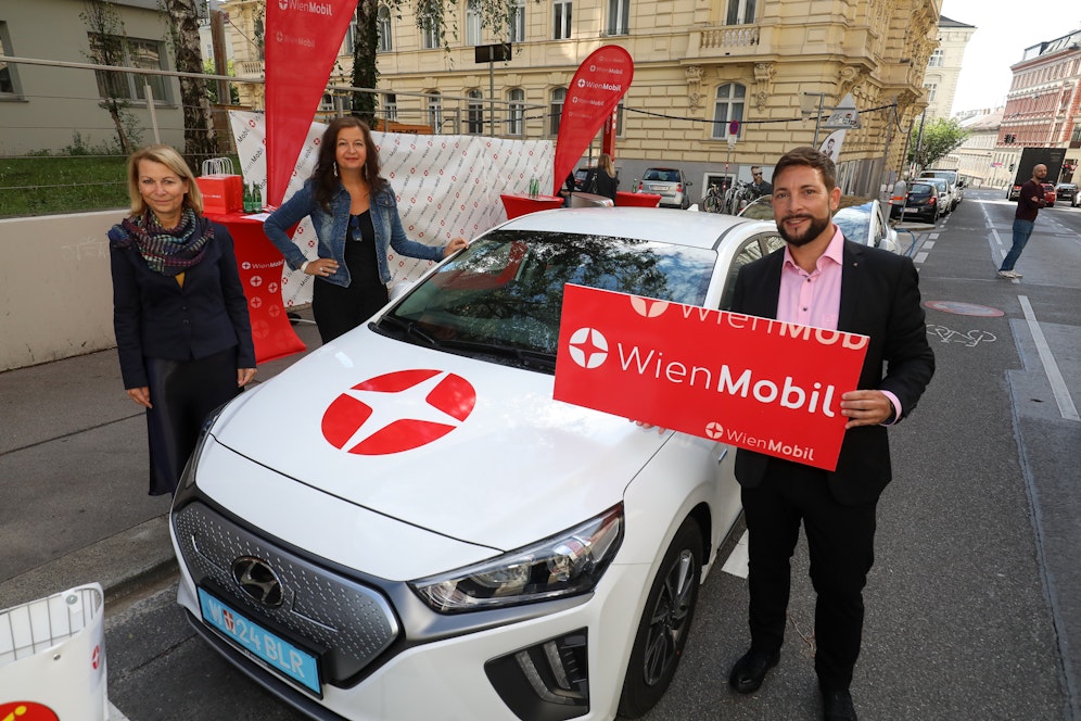 Wiener Linien-Geschäftsführerin Alexandra Reinagl,&nbsp; Öffi-Stadträtin Ulli Sima und Bezirkschef Markus Rumelhart bei der Eröffnung der neuen WienMobil-Station in Mariahilf.