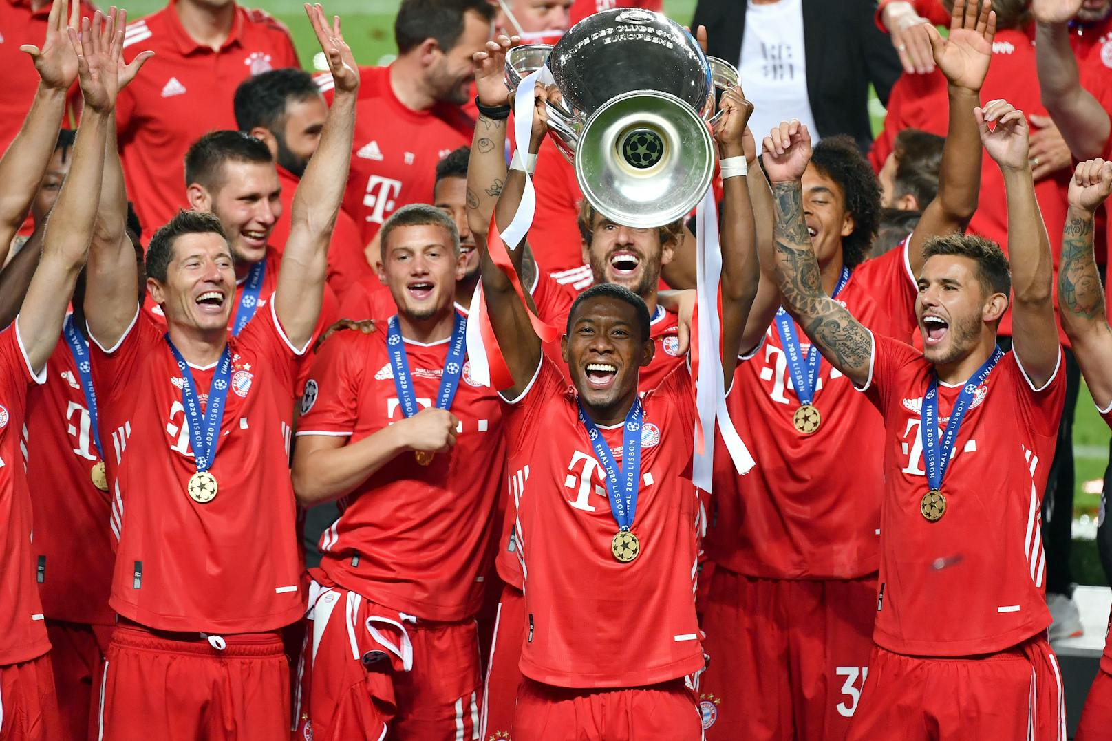 Die Bayern bezwangen im Halbfinale Lyon mit 3:0 und zwangen im Endspiel Paris Saint-Germain mit 1:0 in die Knie. Das Triple war perfekt. David Alaba durfte zum zweiten Mal in seiner Karriere den Pokal stemmen.