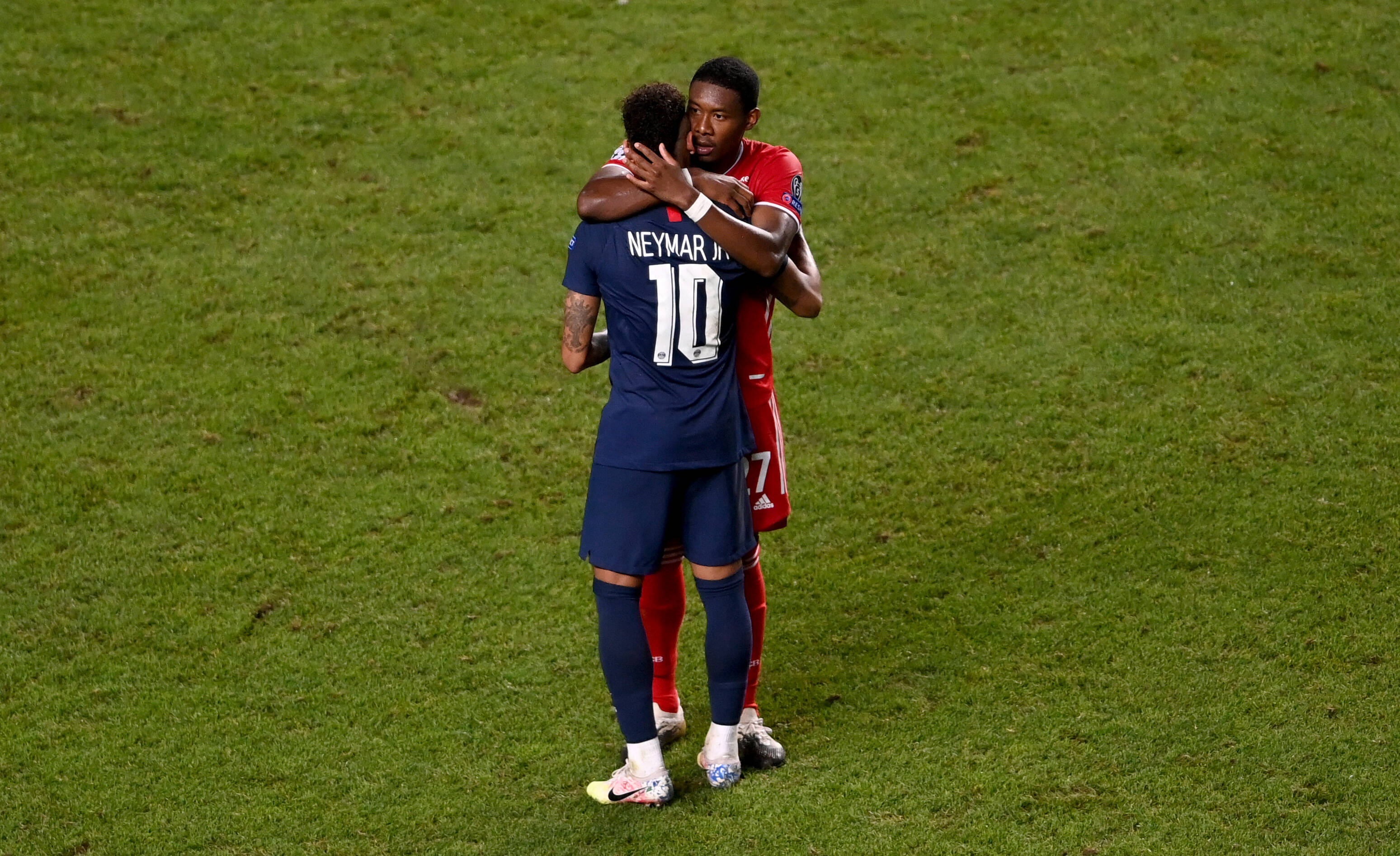 David Alaba und Neymar hatten engen Körperkontakt.