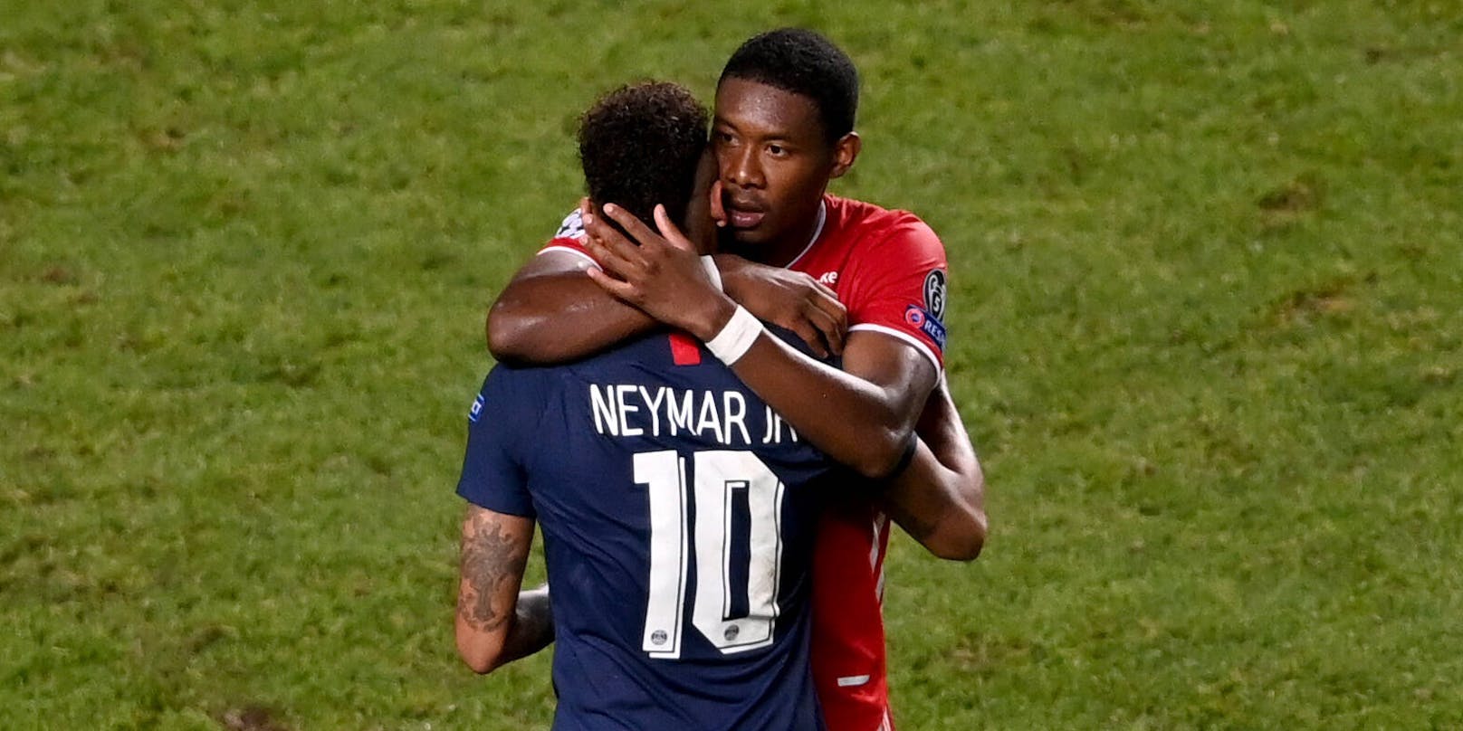 David Alaba und Neymar hatten engen Körperkontakt.