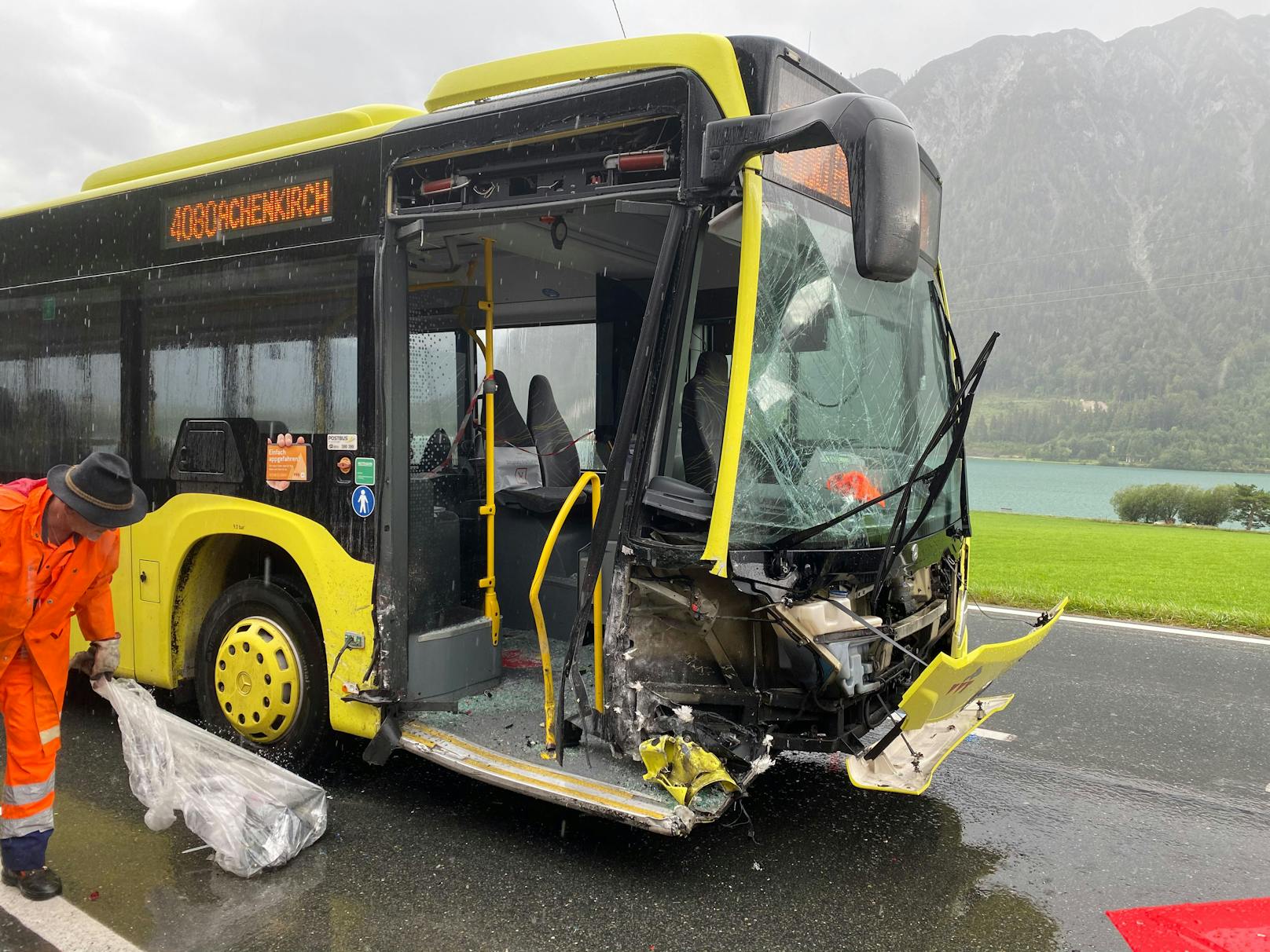 Zu einer schweren Kollision zwischen einem Auto und einem Linien-Postbus kam es am Mittwoch gegen 15.30 Uhr auf der B 181 Achenseebundesstraße bei Eben am Achensee.