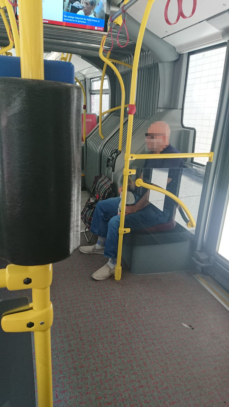 Der Mann hatte vielleicht keine Maske zur Hand.
