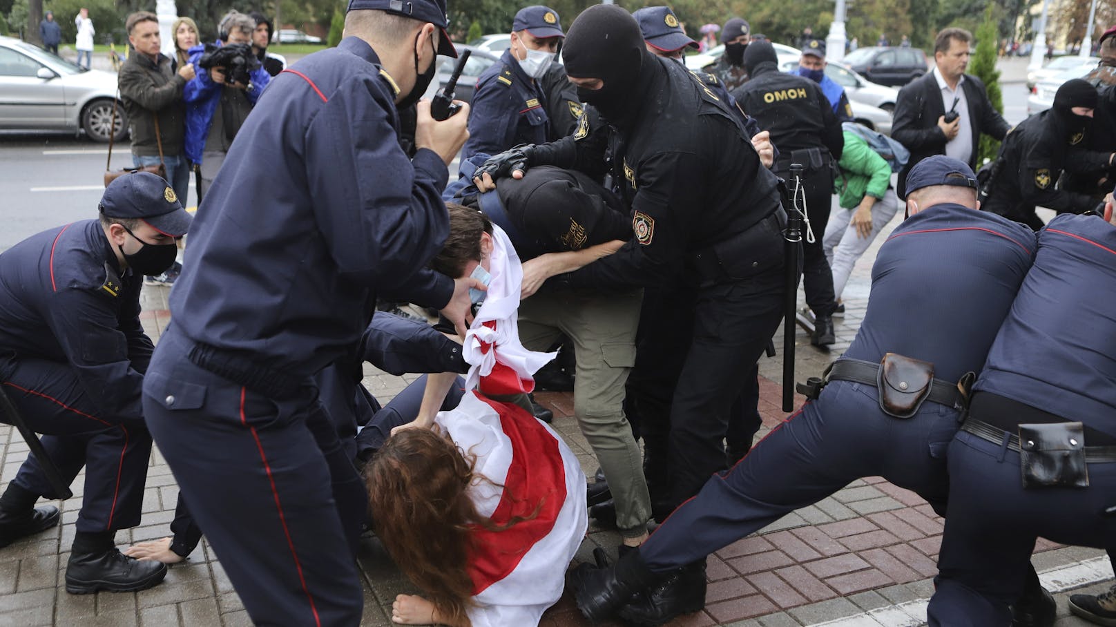 Weißrussiche Sicherheitskräfte überwältigen die Demonstranten.<br>