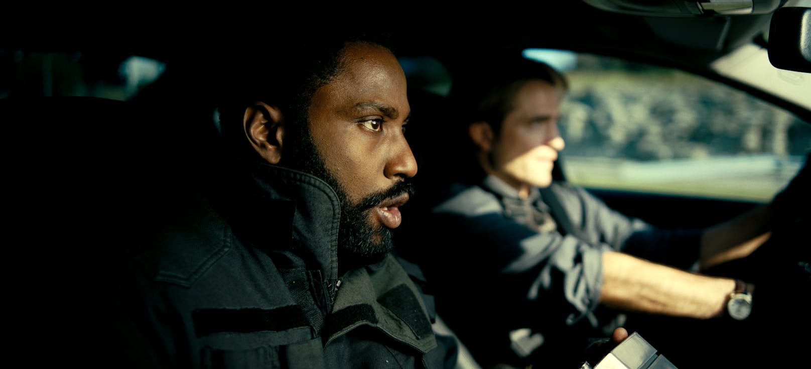 <strong>John David Washington</strong> (li.) und <strong>Robert Pattinson</strong> in "Tenet"