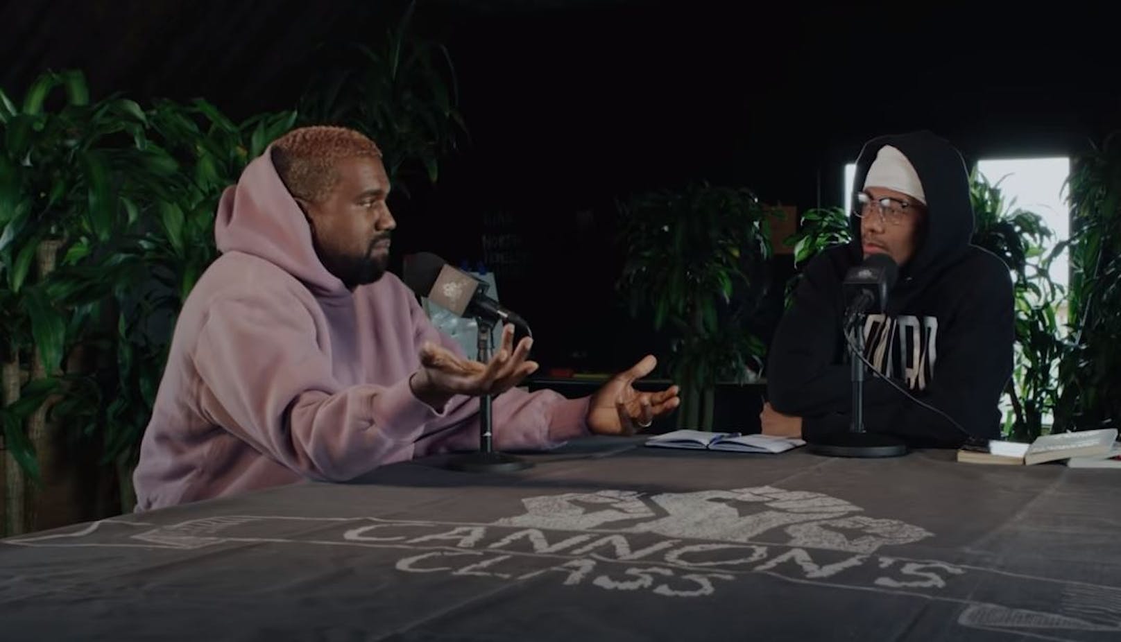 <strong>Kanye West</strong>&nbsp;(li.) erklärt im Podcast-Interview mit <strong>Nick Cannon,</strong> wie er seine "Sunday Services" im vergangenen Jahr finanzierte.