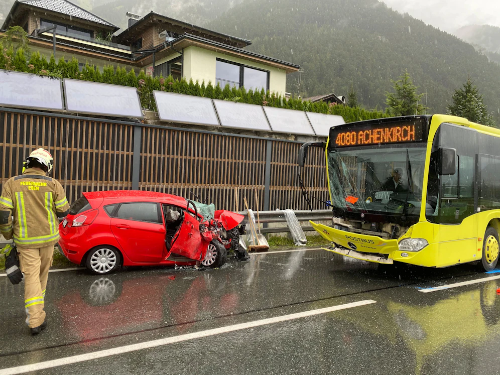 Die Kollision zwischen einem Auto und einem Linienbus auf der B 181.