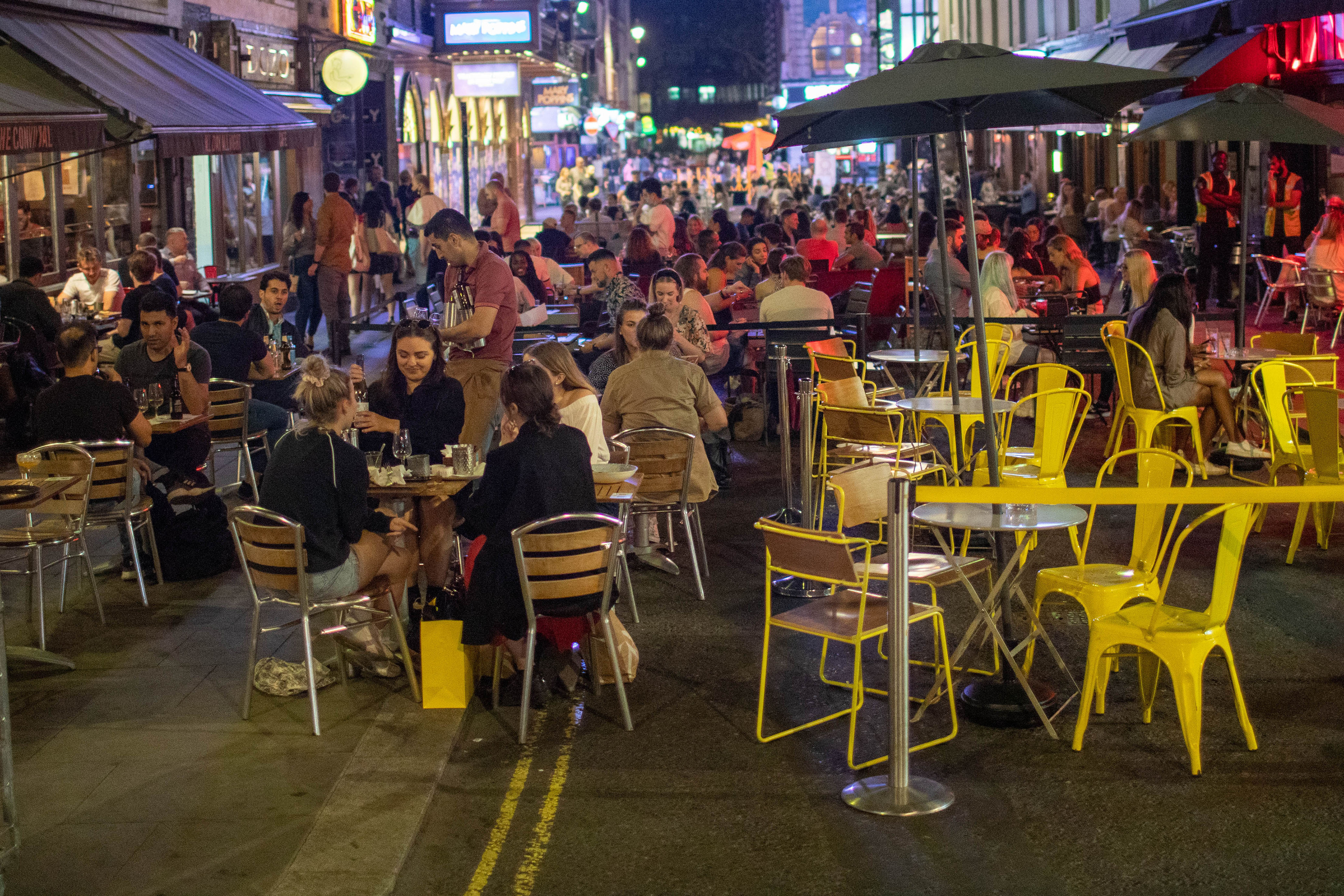 Strengere Corona-Maßnahmen: Großbritannien versucht, die rasch steigenden Fallzahlen in den Griff zu bekommen.