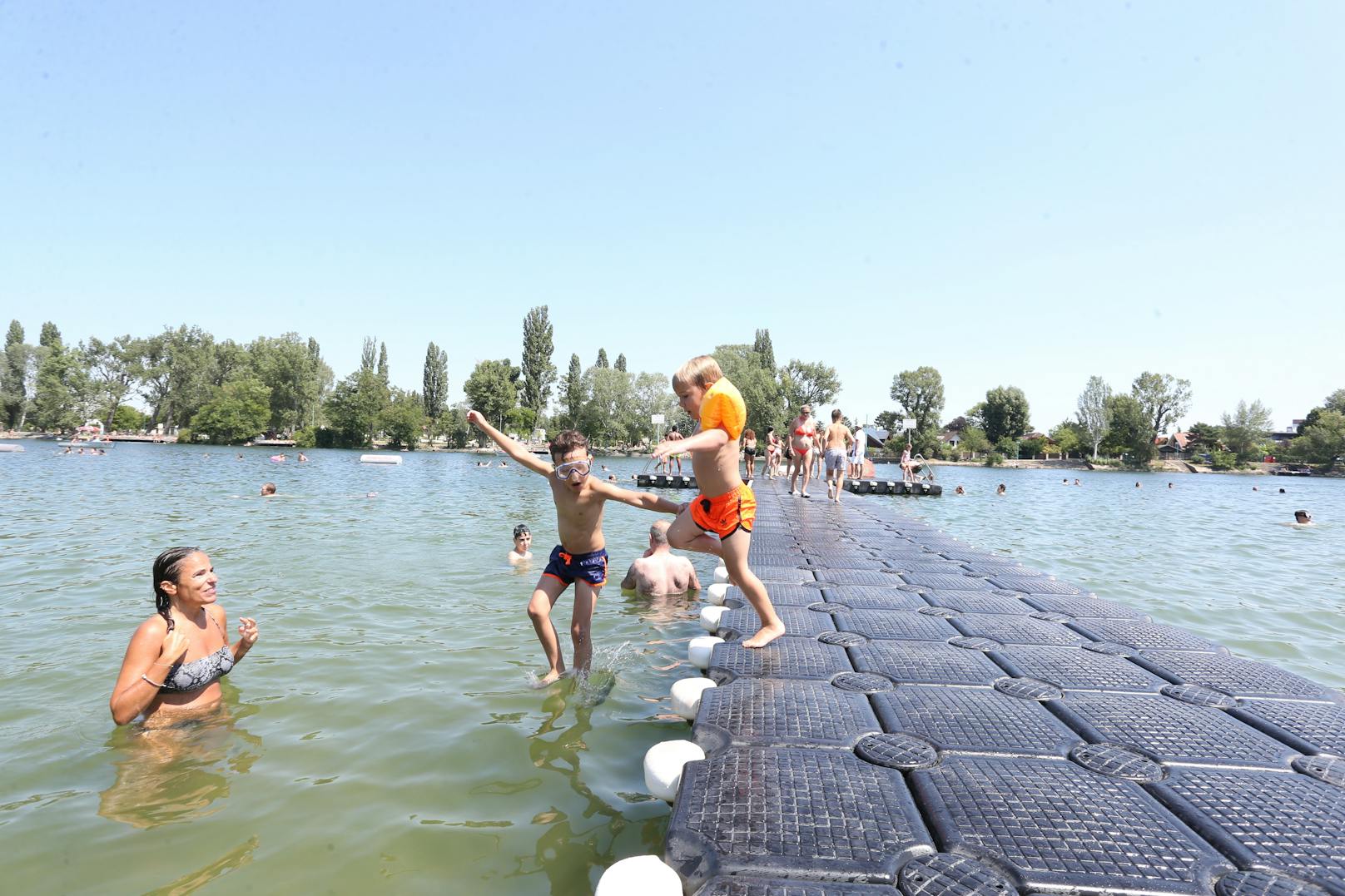 Plantschen mit Abstand war in der heurigen Corona-Freibadsaison das Motto in Wiens Bädern. Trotz der strengen Regeln ließen sich knapp 1,2 Millionen Wasserratten den Badespaß nicht verderben.