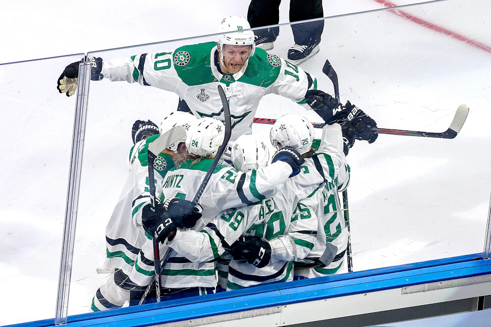 Die Stars jubeln über den Sieg in Spiel eins.