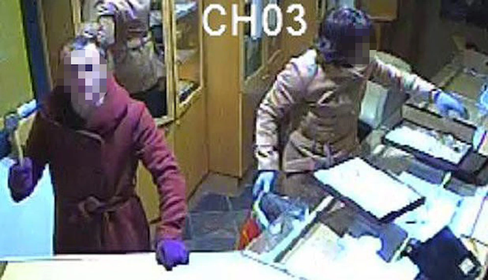 Die Juwelier-Räuber waren als Frauen verkleidet - Perücken inklusive. Kommissar DNA überführte sie nun.