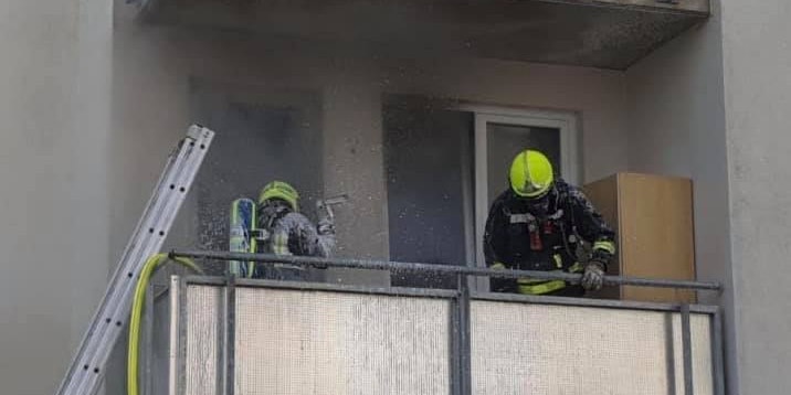 Die Feuerwehr beim Löschen.