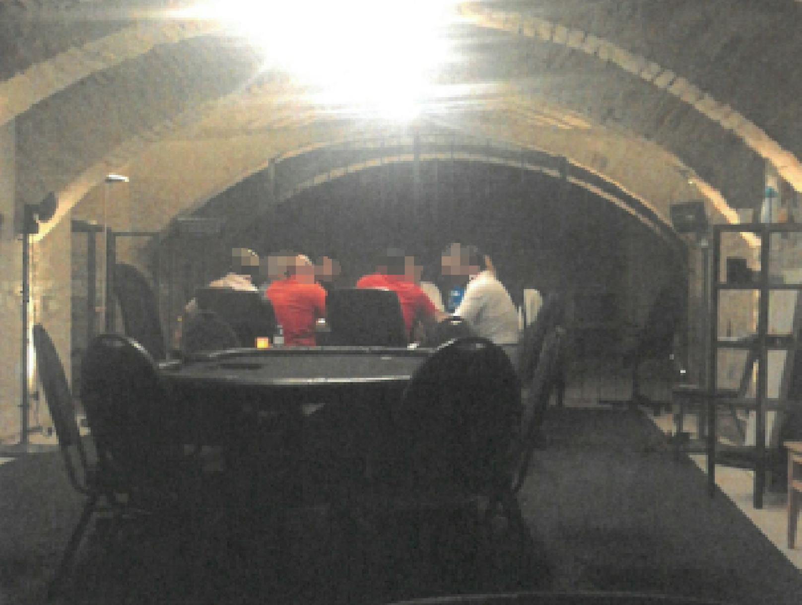 In einem Wohnhaus-Keller in Wien-Landstraße fanden illegale Pokerrunden statt. Der Pokerkeller war auch ein Drogenumschlagplatz. Nach einer Razzia von Finanzpolizei und LPD Wien heißt es nun "game over".